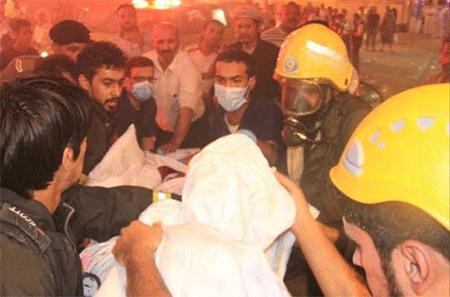 atienden a un herido del incendio Evacuados más de mil peregrinos de un hotel en La Meca por un incendio